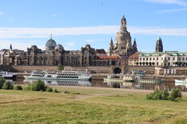DRESDEN, ALMANY - 06 Temmuz 2024: Augustus Köprüsü 'nden Altstadt' a doğru görüş. Yüksek kalite fotoğraf