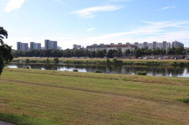 DRESDEN, GERMANY - Temmuz 06, 2024: Elbufer Elbe nehir kıyısından Kaethe-Kollowitz-Ufer 'e doğru. Yüksek kalite fotoğraf
