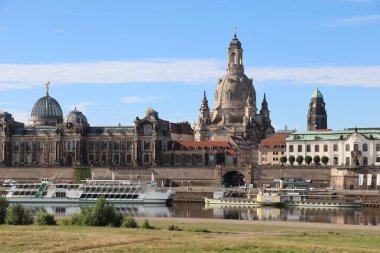 DRESDEN, ALMANY - 06 Temmuz 2024: Augustus Köprüsü 'nden Altstadt' a doğru görüş. Yüksek kalite fotoğraf