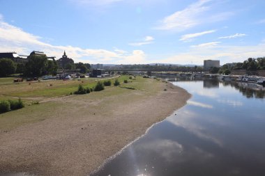DRESDEN, ALMANY - 06 Temmuz 2024: Elbe üzerindeki Carola köprüsüne doğru Augustus köprüsünden görüş. Yüksek kalite fotoğraf
