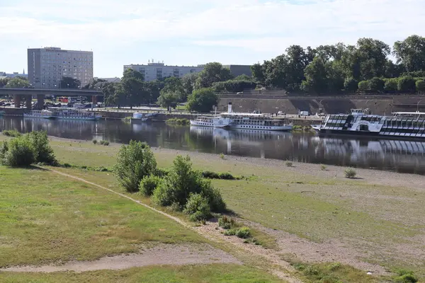 stock image DRESDEN, GERMANY - JULY 06, 2024: Terassenufer with boats and new Carola Bridge from Elbe river bank. High quality photo