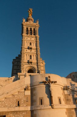 MARSEILLE, FRANCE - 20 Eylül 2015: Basilica Notre-Dame de la Garde Kulesi. Yüksek kalite fotoğraf
