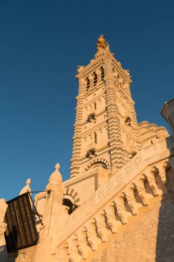 MARSEILLE, FRANCE - 20 Eylül 2015: Basilica Notre-Dame de la Garde Kulesi. Yüksek kalite fotoğraf