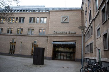 COLOGNE, ALMANY - 29 ARALIK 2017 Deutsche Bank binası önünde bisikletlerle. Yüksek kalite fotoğraf