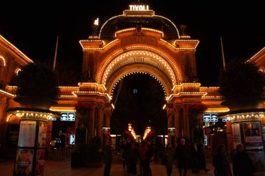 COPENHAGEN, DENMARK - 21 Eylül 2017: gece Tivoli 'ye giriş. Yüksek kalite fotoğraf