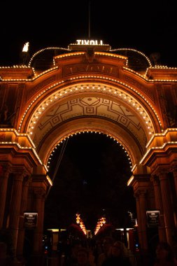 COPENHAGEN, DENMARK - 21 Eylül 2017: gece Tivoli 'ye giriş. Yüksek kalite fotoğraf