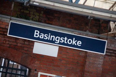 BASINGSTOKE BİRLİK KINGDOM - 31 Aralık 2017: mavi tren istasyonu işareti 