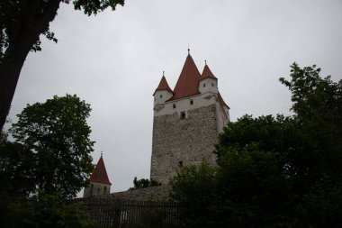 HAAG I.OB, ALMANY - 27 Mayıs 2019: küçük kale kulesi veya Kleiner Schlossturm ile Schlossturm 'a doğru görüş. Yüksek kalite fotoğraf