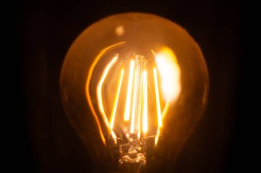 Geceleri elektrik ampulünü filamanla kapat. Yüksek kalite fotoğraf