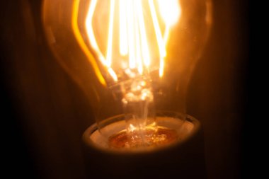 Geceleri elektrik ampulünü filamanla kapat. Yüksek kalite fotoğraf