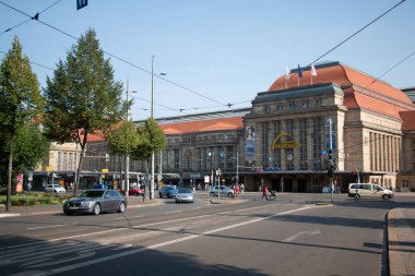 LEIZPIG, ALMANY - 19 AĞUSTOS 2018: demiryolu ana istasyonuna giriş veya Hauptbahnhof. Yüksek kalite fotoğraf