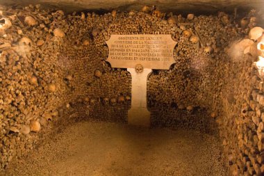 PARIS, FRANCE - 27 AĞUSTOS, 2014 köşesi, Paris 'in yeraltı mezarlıklarında kafatası desteleri halinde. Yüksek kalite fotoğraf