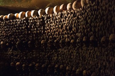 PARIS, FRANCE - 27 AĞUSTOS 2014 Kafatası dizisi Paris 'in yeraltı odalarında. Yüksek kalite fotoğraf