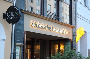 DRESDEN, Almanya - 11 Ağustos 2024: DRESDEN, GERMANY - 11 AĞUSTOS 2024: Eski kasabadaki Saechsische Eismanufaktor dondurma dükkanına giriş. Yüksek kalite fotoğraf
