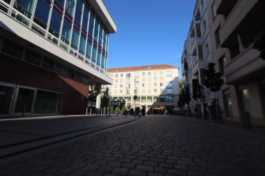 DRESDEN, ALMANY - 12 Ağustos 2024: Rosmaringasse 'den Kikültürtürpalast Dresden. Yüksek kalite fotoğraf