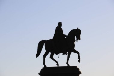 DRESDEN, ALMANY - 12 Ağustos 2024: Theaterplatz Dresden 'deki Kral Johann binicilik heykeli silueti