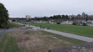 DRESDEN, ALMANY - 11 Eylül 2024: Öğleden sonra Augustus Köprüsü 'nde Carola Köprüsü kısmen çöktü. Yüksek kaliteli FullHD görüntüler