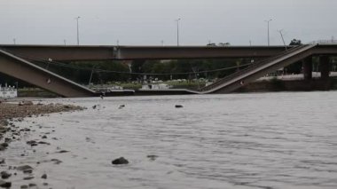 DRESDEN, Almanya - 11 Eylül 2024: Koenigsufer 'den öğleden sonra Carola Köprüsü kısmen çöktü. Yüksek kaliteli FullHD görüntüler