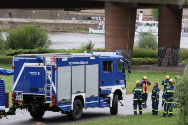 DRESDEN, Almanya - 11 Eylül 2024: Dresden 'de kısmen çökmüş Carola Köprüsü' nde Hilfswerk ve polis teknikleri. Yüksek kalite fotoğraf