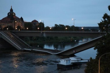 DRESDEN, GERMANY - 11 Eylül 2024: Bruehls Terasse veya Bruehlsche Terasse 'den alacakaranlıkta kısmen çökmüş Carola köprüsü. Yüksek kalite fotoğraf
