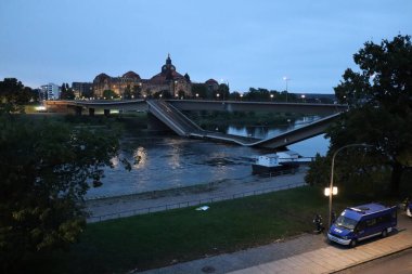 DRESDEN, Almanya - 11 Eylül 2024: Dresden 'deki kısmen çökmüş Carola Köprüsü' nde Hilfswerk 'in teknikleri. Yüksek kalite fotoğraf
