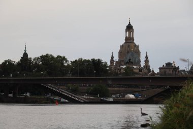 DRESDEN, GERMANY - 11 Eylül 2024: Koenigsufer 'in ikinci çöküşünden önce Carola Köprüsü kısmen çöktü. Yüksek kalite fotoğraf
