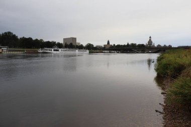 DRESDEN, GERMANY - 11 Eylül 2024: Koenigsufer 'in ikinci çöküşünden önce Carola Köprüsü kısmen çöktü. Yüksek kalite fotoğraf