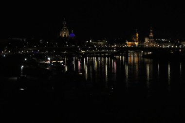 DRESDEN, ALMANY - 11 Eylül 2024: Albert Köprüsü 'nün ikinci çökmesinden önce Carola Köprüsü kısmen çöktü. Yüksek kalite fotoğraf