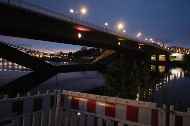 DRESDEN, ALMANY - 11 Eylül 2024: Altstadt tarafından gece yarısı kısmen çökmüş Carola köprüsü. Yüksek kalite fotoğraf