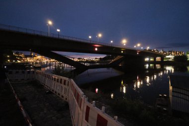 DRESDEN, ALMANY - 11 Eylül 2024: Altstadt tarafından gece yarısı kısmen çökmüş Carola köprüsü. Yüksek kalite fotoğraf