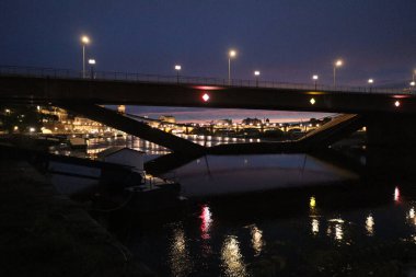 DRESDEN, ALMANY - 11 Eylül 2024: Altstadt tarafından gece yarısı kısmen çökmüş Carola köprüsü. Yüksek kalite fotoğraf
