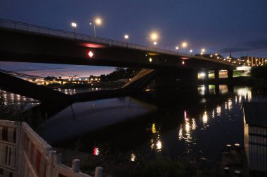 DRESDEN, ALMANY - 11 Eylül 2024: Altstadt tarafından gece yarısı kısmen çökmüş Carola köprüsü. Yüksek kalite fotoğraf