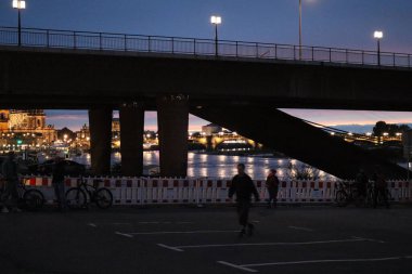 DRESDEN, ALMANY - 11 Eylül 2024: Altstadt tarafından gece yarısı kısmen çökmüş Carola köprüsü. Yüksek kalite fotoğraf