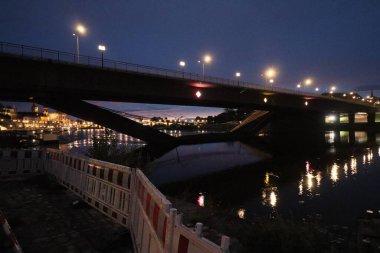 DRESDEN, ALMANY - 11 Eylül 2024: Altstadt tarafından gece yarısı kısmen çökmüş Carola köprüsü. Yüksek kalite fotoğraf