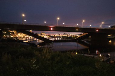 DRESDEN, ALMANY - 11 Eylül 2024: Dresden şehir manzarası ile kısmen çökmüş Carola köprüsü. Yüksek kalite fotoğraf
