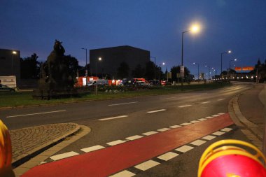 DRESDEN, GERMANY - 11 Eylül 2024: Altstadt tarafından kısmen çökmüş Carola köprüsüne giden yol. Yüksek kalite fotoğraf