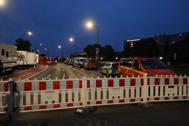 DRESDEN, GERMANY - 11 Eylül 2024: Alacakaranlıkta Altstadt tarafından kısmen çökmüş Carola Köprüsü 'ne barikat yolu. Yüksek kalite fotoğraf