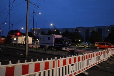 DRESDEN, GERMANY - 11 Eylül 2024: Alacakaranlıkta Altstadt tarafından kısmen çökmüş Carola Köprüsü 'ne barikat yolu. Yüksek kalite fotoğraf