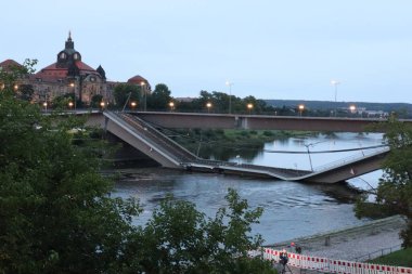 DRESDEN, GERMANY - 11 Eylül 2024: Bruehls terasından alacakaranlıkta kısmen çökmüş Carola köprüsü. Yüksek kalite fotoğraf