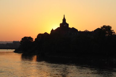 DRESDEN, Almanya - 18 Eylül 2024: Sel suları ve günbatımında Saechsische Staatskanzlei veya Sakson devlet başkanlığı. Yüksek kalite fotoğraf