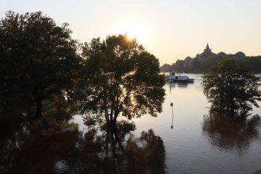DRESDEN, Almanya - 18 Eylül 2024: sel suları sırasında Alberbruecke veya Albert Köprüsü 'nden Carola Köprüsü' ne doğru görüş. Yüksek kalite fotoğraf