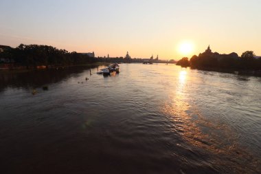 DRESDEN, Almanya - 18 Eylül 2024: Dresden şehir silueti kısmen çökmüş Carola köprüsü gün batımında Albert Köprüsü 'nden taştı. Yüksek kalite fotoğraf