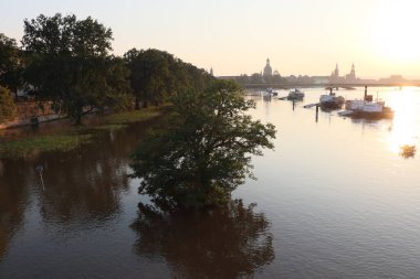 DRESDEN, ALMANY - 18 Eylül 2024: Gün batımında Dresden 'deki sel suları sırasında Albert Köprüsü' nün batısından görüntü. Yüksek kalite fotoğraf