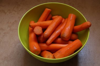 Yeşil bir kasede kaplanmış havuç. Yüksek kalite fotoğraf