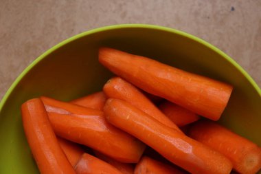 Yeşil bir kasede kaplanmış havuç. Yüksek kalite fotoğraf