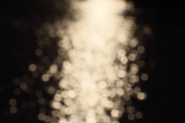 Arka plan olarak gölün yüzeyinde gün batımının bulanık yansıması. Yüksek kalite fotoğraf