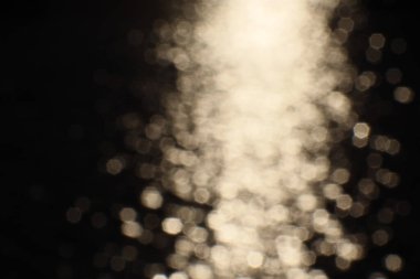 Arka plan olarak gölün yüzeyinde gün batımının bulanık yansıması. Yüksek kalite fotoğraf