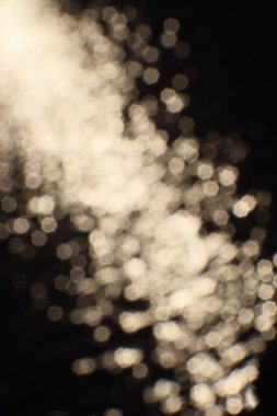 Arka plan olarak gölün yüzeyinde gün batımının bulanık yansıması. Yüksek kalite fotoğraf