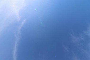 Yazın sonlarında açık sirrus ya da sirokümülüs bulutlu mavi gökyüzü. Yüksek kalite fotoğraf