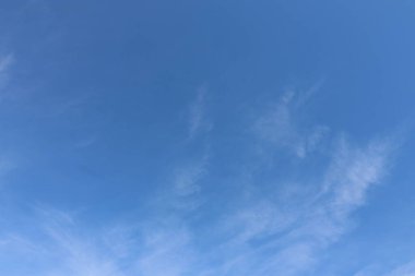 Yazın sonlarında açık sirrus ya da sirokümülüs bulutlu mavi gökyüzü. Yüksek kalite fotoğraf